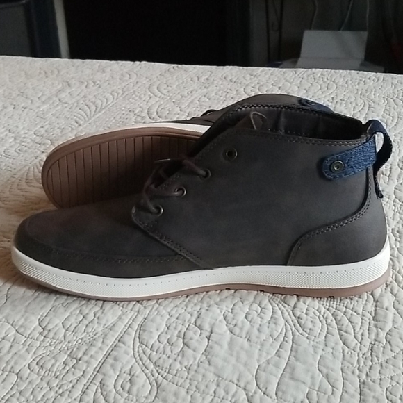 Shoes. - Picture 4 of 7